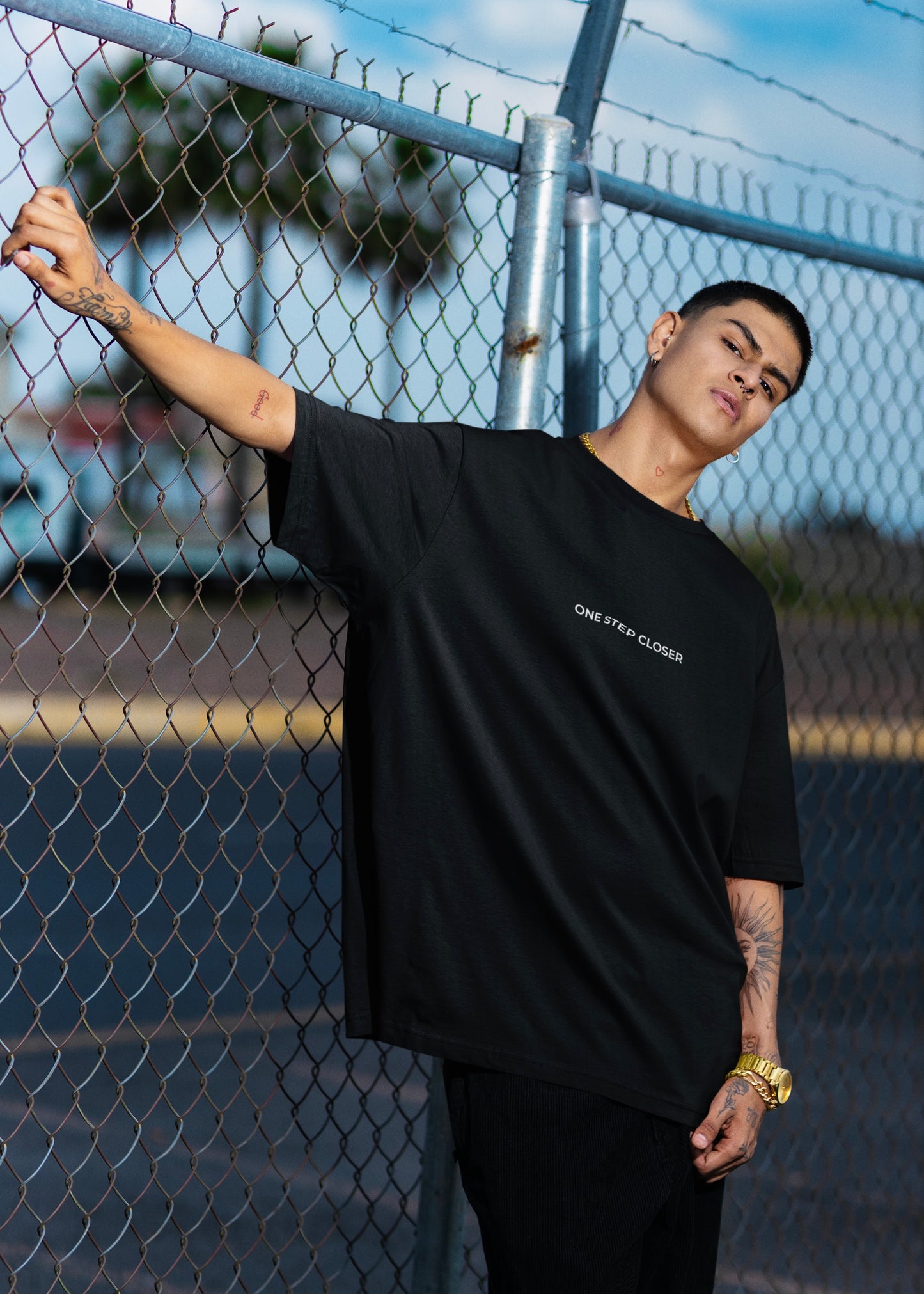 ONE STEP CLOSER Oversize -Black